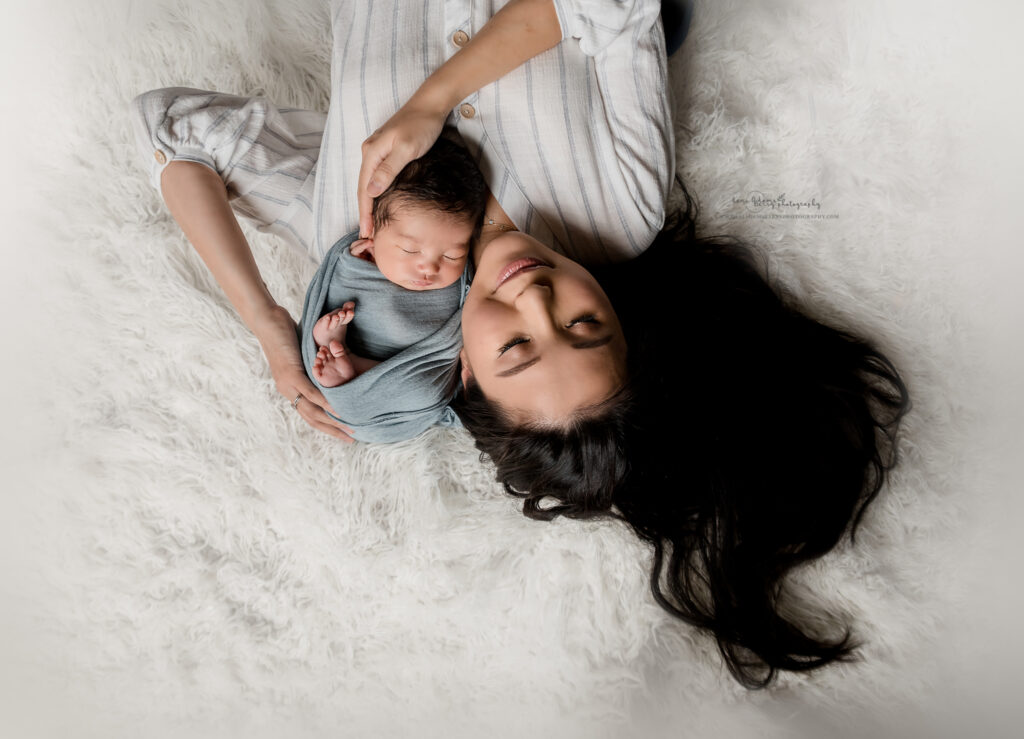 mom and newborn photos