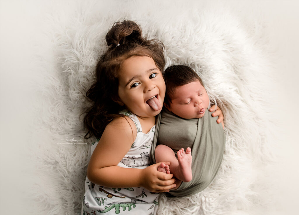 sibling newborn photos in home