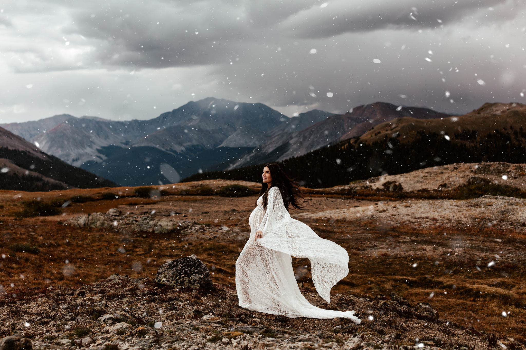 snowing maternity photography mountains colorado