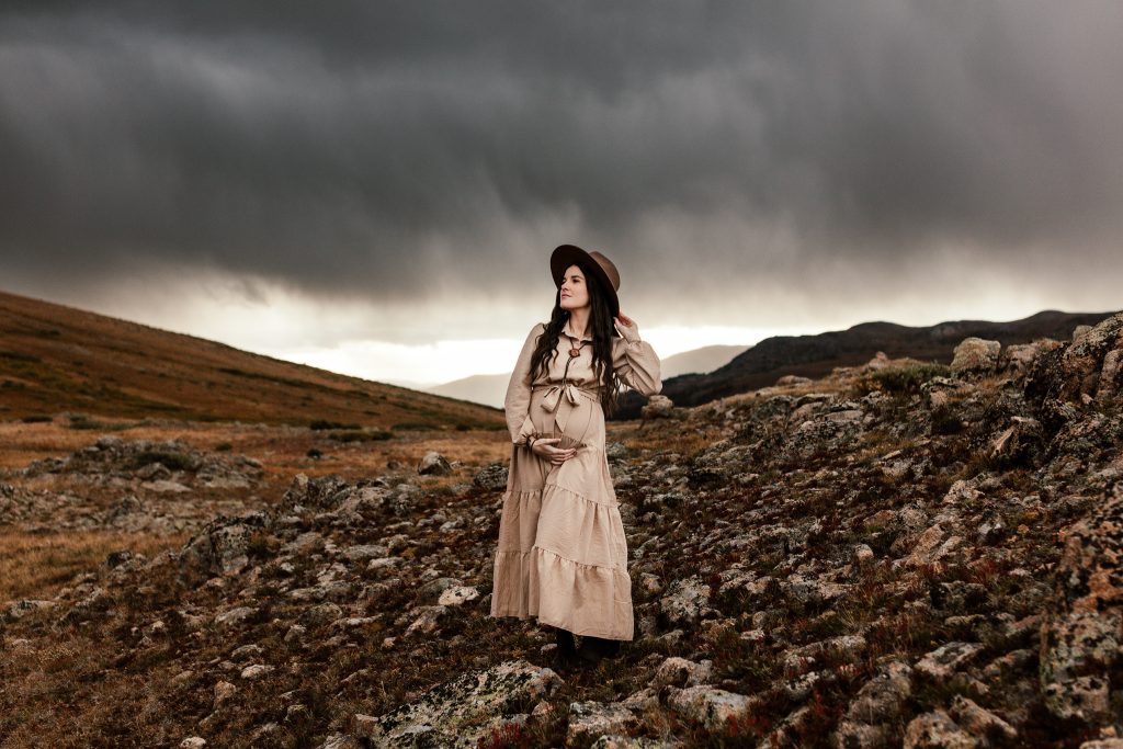 boho maternity photos mountains