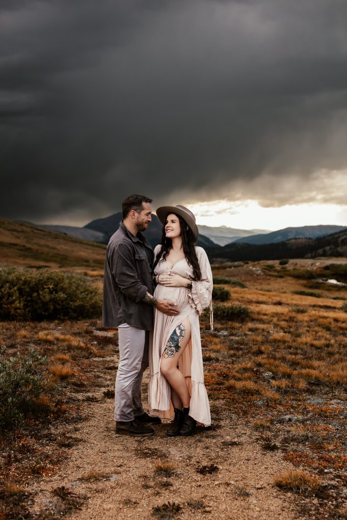 maternity photoshoot colorado mountains